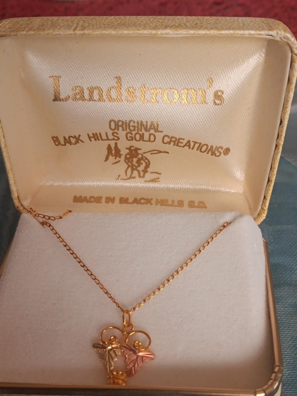 Black Hills Gold Tri-Leaf Pendant Necklace in Gold, Leafs are 10&14 KG.